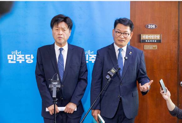 17일 오전 8시 30분 국회 본청 더불어민주당 대표실 앞에서 송영길 전 더불어민주당 대표와 김용 전 민주연구원 부원장이 긴급 기자회견을 하고있다. [사진=송 후보 캠프]