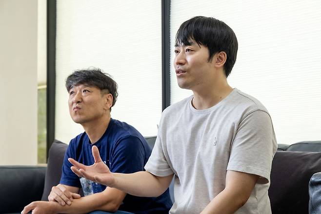지난 12일 『 무기력 교사의 탄생 』 공동 저자인 권이근(왼쪽) · 곽노근 교사를 만났다. 교대 동기인 두 사람은 서이초 사건 이후 주고받은 편지를 중심으로 지난해 이 책을 냈다. 장진영 기자