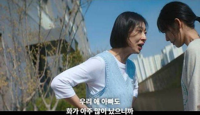 서이초 사건을 모티브로 한 넷플릭스 드라마 '참교육' 제 5화에서 학부모(왼쪽)가 교사를 윽발지르는 모습. [사진 넷플릭스]