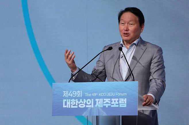 최태원 대한상공회의소 회장이 지난 15일 제주도 서귀포 색달동 신라호텔에서 열린 제49회 대한상의 제주포럼 개회식에서 개회사를 하고 있다. 연합뉴스