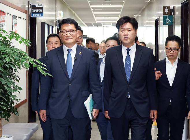 더불어민주당 8·17 전당대회에 당 대표 후보로 등록한 송영길 의원(왼쪽)과 최고위원 후보로 등록한 김용 전 민주연구원 부원장이 17일 국회에서 자신들의 후보 자격 논란과 관련한 기자회견을 마친 뒤 이동하고 있다. <연합뉴스>