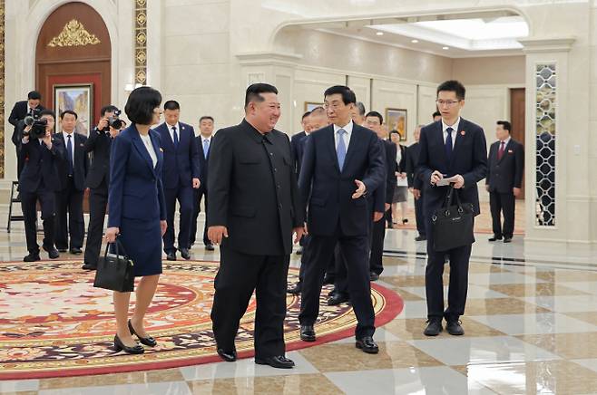 북한 노동당 기관지 노동신문은 17일 "조선노동당 총비서이시며 조선민주주의인민공화국 국무위원장이신 경애하는 김정은 동지께서 16일 우리나라를 공식 친선방문하고 있는 중국공산당 중앙위원회 정치국 상무위원회 위원이며 중국인민정치협상회의 전국위원회 주석인 왕후닝동지를 단장으로 하는 중화인민공화국 당 및 정부대표단을 접견했다"고 보도했다. /평양 노동신문=뉴스1