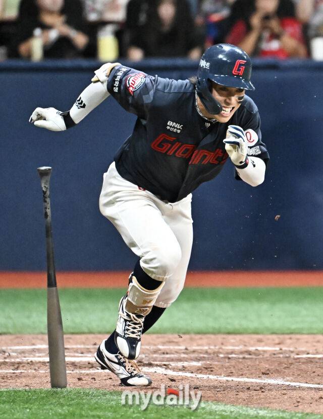 19일 오후 서울 고척스카이돔에서 진행된 '2026 프로야구 KBO리그' 키움히어로즈와 롯데자이언츠의 경기. 롯데 황성빈이 5회초 1사 1루서 내야 땅볼을친 뒤 전력질주하고 있다./마이데일리