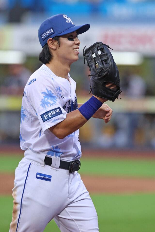 김성윤이 7월 16일 대구 삼성 라이온즈파크에서 열린 롯데 자이언츠전 보살을 잡은 뒤 세리머니를 펼치고 있다./삼성 라이온즈 제공