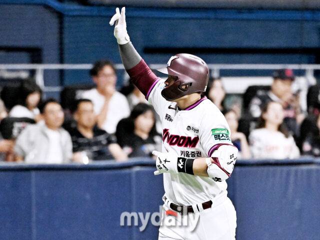 20일 오후 서울 고척스카이돔에서 진행된 '2026 프로야구 KBO리그' 키움히어로즈와 롯데자이언츠의 경기. 키움 히우라가 6회말 솔로홈런을 터뜨린 뒤 홈을 밟고 있다./마이데일리