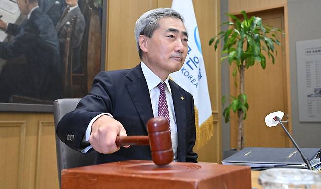 신현송 한국은행 총재가 16일 오전 서울 중구 한국은행에서 열린 금융통화위원회 본회의에 참석해 의사봉을 두드리고 있다. 임세준 기자
