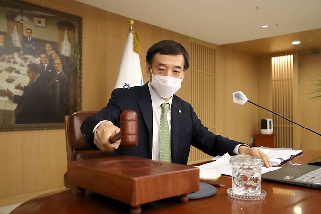 이주열 한국은행 총재가 2021년 5월 서울 중구 한은 본관에서 금융통화위원회 개최를 알리는 의사봉을 두드리고 있다. [한국은행 제공]