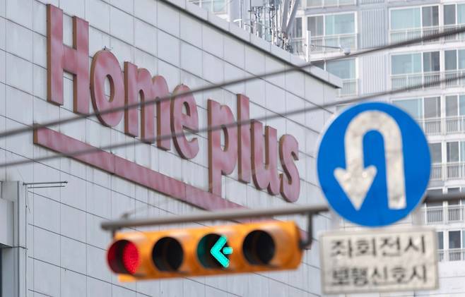 파산 위기에 놓였던 홈플러스가 2천억 원 규모의 긴급 운영자금을 확보할 가능성이 커지면서 회생 절차를 다시 밟을 가능성이 커졌다. 메리츠금융그룹은 오늘 오전 이사회를 열고 대출 안건을 최종 의결할 계획이지만 안건이 통과될지는 미지수이다. 사진은 16일 오전 서울의 한 홈플러스 매장의 모습. 윤창빈 기자
