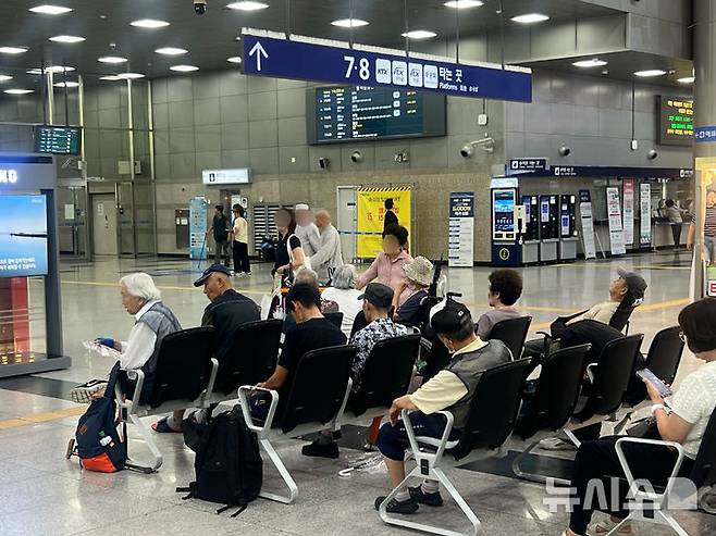 [서울=뉴시스]김범준 인턴기자 = 15일 오후 서울 청량리역 역사에서 노인과 시민들이 냉방이 되는 역사 안에서 더위를 식히고 있다. 2026.07.16. photo@newsis.com