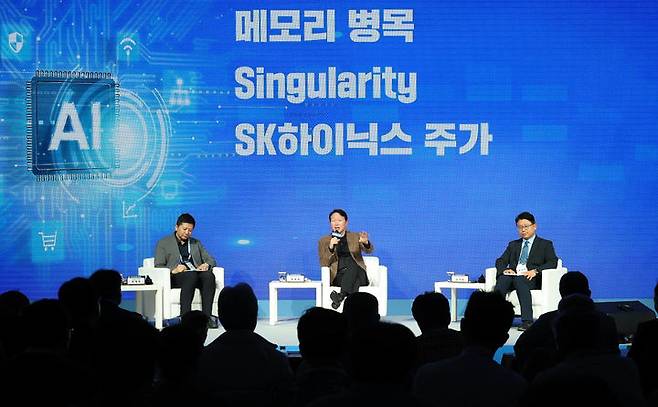 [서귀포=뉴시스] 최태원 회장은 17일 오전 대한상의 제주포럼이 열린 제주신라호텔에서 권석준 성균관대 교수와 'AI가 가져올 미래와 한국경제의 성장 담론'을 주제로 대담을 가졌다. 사회는 이재욱 서울대 AI연구원장이 맡았다. (사진=대한상의 제공) *재판매 및 DB 금지