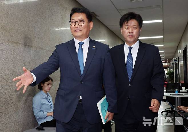 [서울=뉴시스] 최진석 기자 = 더불어민주당 당권주자인 송영길 의원이 17일 비공개 최고위원회의가 열린 여의도 국회 민주당 대표회의실 로 향하고 있다. 2026.07.17. myjs@newsis.com