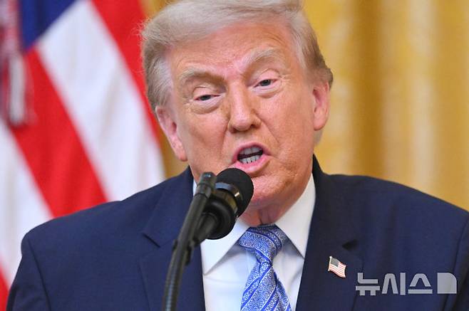 [워싱턴=AP/뉴시스] 도널드 트럼프 미국 대통령이 16일(현지 시간) 백악관 이스트룸에서 부정선서 관련 대국민연설을 진행하고 있다. 2026.07.17.