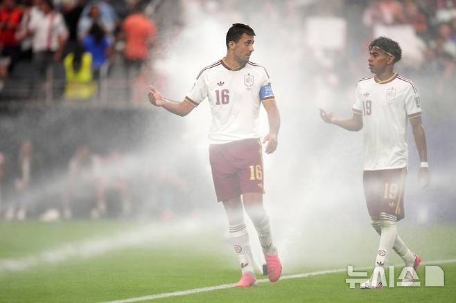 [알링턴=AP/뉴시스] 스페인 남자 축구 대표팀의 로드리와 라민 야말. 2026.07.14.