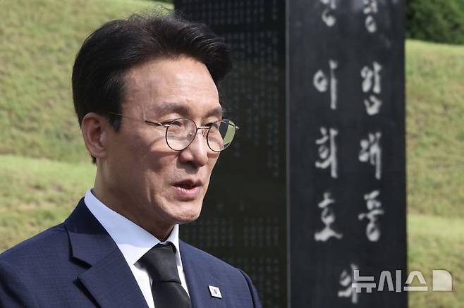 [서울=뉴시스] 김명년 기자 = 더불어민주당 당대표 후보인 김민석 전 총리가 17일 오전 서울 동작구 국립서울현충원에서 김대중 전 대통령 묘역을 참배한 뒤 발언하고 있다. 2026.07.17. kmn@newsis.com
