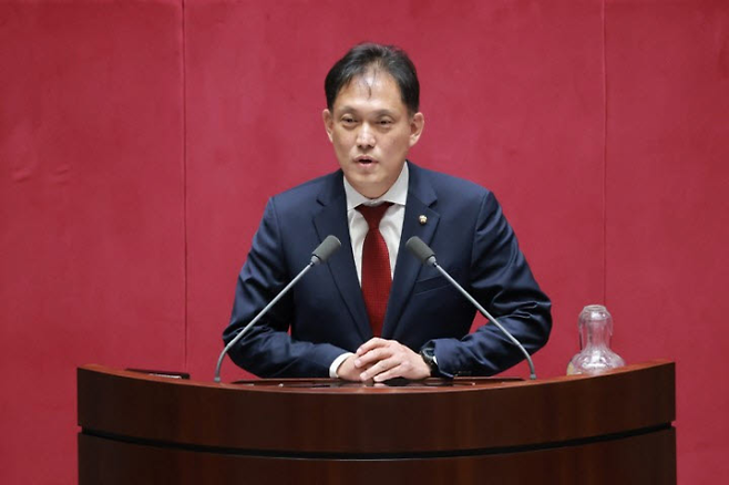 울산 남갑 국회의원 보궐선거에서 당선된 국민의힘 김태규 의원이 지난 5일 국회에서 22대 국회 후반기 의장단을 선출하기 위해 열린 본회의에서 선서한 뒤 인사말하고 있다.