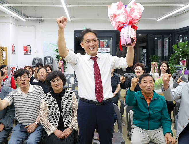 국민의힘 김태규 울산 남구갑 국회의원 후보가 지난달 4일 자신의 선거사무소에서 당선이 확실시되자 꽃다발을 받고 환호하고 있다. 울산 연합뉴스