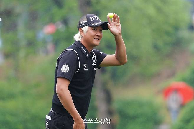허인회가 지난 5월 GS칼텍스 매경오픈 최종 라운드 도중 5번 홀을 마친 뒤 손을 들어 팬들에게 인사하고 있다. 대회조직위원회 제공