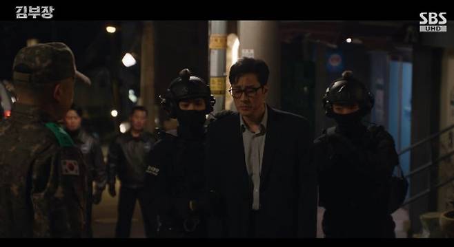 In the SBS drama *Director Kim*, So Ji-sub, who plays Director Kim, tracked down Joo Sang-wook—who plays Joo Kang-chan, the man who kidnapped his daughter Min-ji—to exact a satisfying revenge and secure a heartfelt apology from him. Later, Director Kim surrendered himself to the Special Investigations Bureau to ensure Min-jis safety, leading to a heartbreaking farewell.In the drama, Director Kim and his colleagues successfully rescued Min-ji despite the threats sent by Joo Kang-chan. Director Kim went directly to Joo Kang-chans home to confront him about the kidnapping and his attempts to cover it up; enraged by Joo Kang-chans arrogant attitude, he subdued him. Ultimately, Ju Kang-chan knelt before Min-ji and apologized.After the case was resolved, Director Kim confessed to Min-ji that he was from North Korea and bid her farewell. Min-ji expressed her deep affection for her father and saw him off with tears in her eyes.In the end, Director Kim surrendered to the Special Investigations Bureau on the condition that Min-jis safety be guaranteed. Unlike his colleagues who were arrested alongside him, Director Kim was ultimately handed over to North Korea, heightening curiosity about future developments.