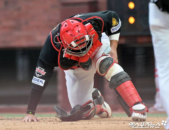 16일 오후 인천SSG랜더스필드에서 열린 '2026 신한 SOL Bank KBO리그' KIA 타이거즈와 SSG 랜더스의 경기, 2회말 KIA 한준수가 파울타구에 맞은 후 고통스러워하고 있다. 인천, 김한준 기자