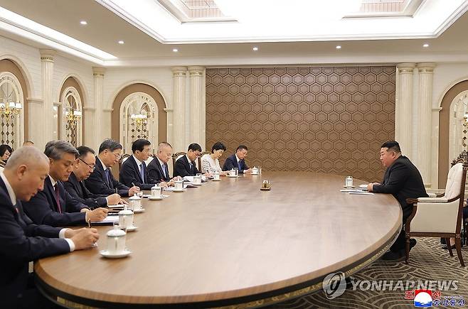 김정은, 중국 왕후닝 접견 (평양 조선중앙통신=연합뉴스) 김정은 북한 국무위원장이 지난 16일 북중 우호조약 체결 65주년을 계기로 방북한 왕후닝 전국인민정치협상회의(정협) 주석을 단장으로 한 중국 당·정대표단을 접견했다고 조선중앙통신이 17일 보도했다. 2026.7.17 
    [국내에서만 사용가능. 재배포 금지. For Use Only in the Republic of Korea. No Redistribution] nkphoto@yna.co.kr