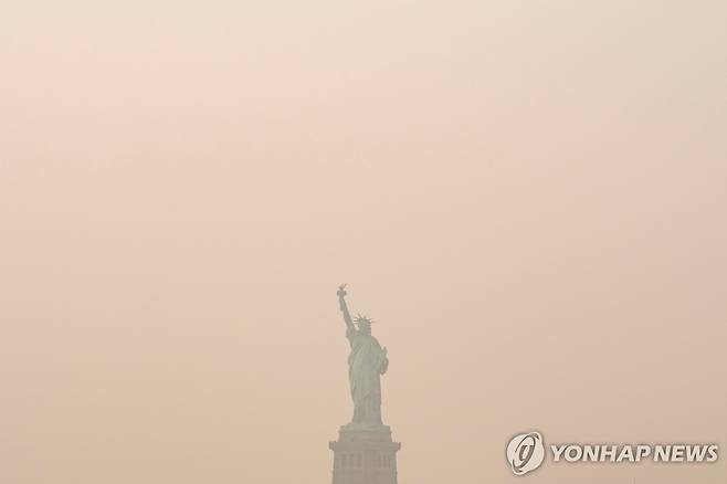 산불 연기로 인한 대기질 경보가 발령된 뉴욕 [AP=연합뉴스]