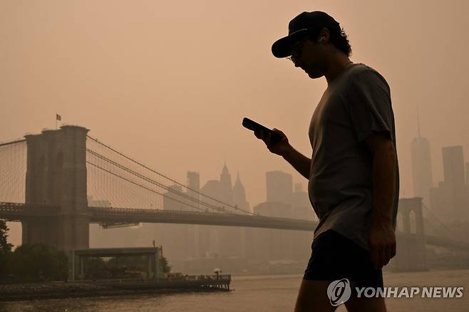 16일(현지시간) 뿌연 하늘의 미국 뉴욕 브루클린 브리지 [AFP=연합뉴스]