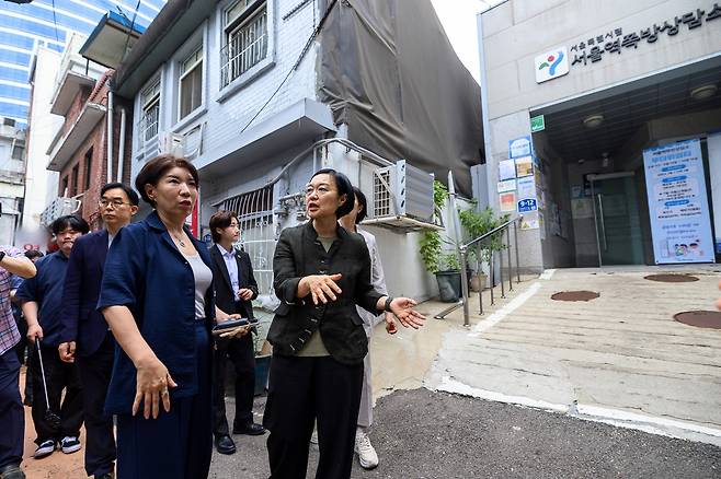 한총리, 쪽방촌 찾아 폭염대비 상황 점검 재판매 및 DB 금지