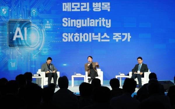 최태원 대한상의 회장(가운데)과 권석준 성균관대학교 교수(오른쪽), 이재욱 서울대학교 AI연구원장(왼쪽)이 '한국경제의 AI 성장을 위한 아젠다'라는 주제로 대담을 하고 있다. /사진=대한상의 제공