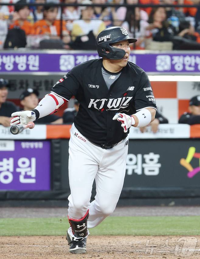 1일 대전 한화생명볼파크에서 열린 2026 신한 SOL KBO리그 KT위즈와 한화 이글스의 경기에서 5회초 KT 김현수가 동점 안타를 치고 있다. 2026.7.1 ⓒ 뉴스1 김기남 기자