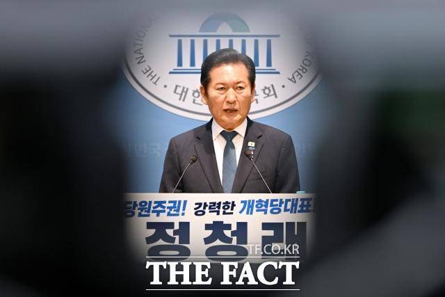 정청래 전 민주당 대표가 지난 13일 오후 서울 여의도 국회 소통관에서 기자회견을 열고 당대표 출마 선언을 하고 있다. 그는 "이재명 대통령과 찰떡궁합으로 합을 이루겠다"라고 밝혔다. /남용희 기자