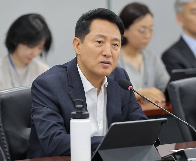 오세훈 서울시장이 15일 서울시청에서 열린 '야간경제 활성화'를 위한 정례간부회의에서 발언하고 있다. /연합뉴스