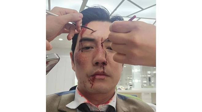 배우 주상욱이 드라마 '김부장'의 비하인드 컷을 공개하면서 시청자들의 과몰입을 유도, 웃음을 자아냈다. 주상욱 SNS