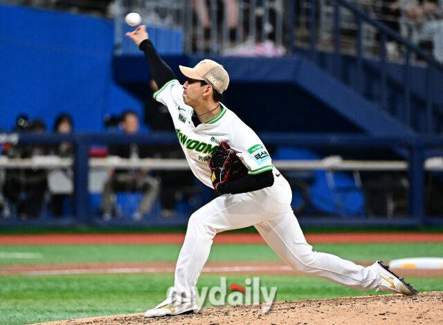 2026년 6월 30일 오후 서울 고척스카이돔에서 열린 '2026 신한 SOL KBO리그' LG 트윈스와 키움 히어로즈 경기. 키움 유토가 7회초 무사 1.2루서 구원등판해 역투하고 있다./마이데일리