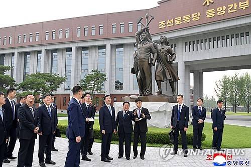 왕후닝 중국 정협 주석, 당 중앙간부학교 참관 조선중앙통신=연합뉴스 제공