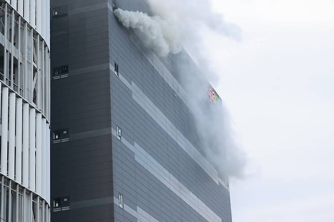 18일 오전 6시 54분께 인천 서해구 석남동 쿠팡 물류센터 6층에서 일어난 불이 이날 오후까지 이어지며 연기가 치솟고 있다. 연합뉴스
