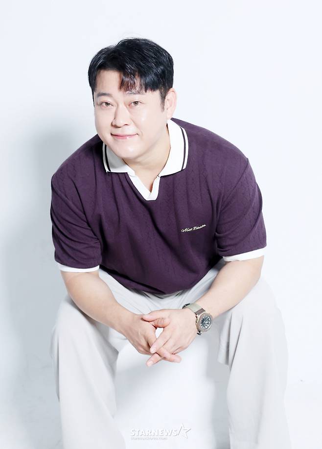 Lee Seon-min revealed the behind-the-scenes story of his 17-minute silence during his appearance on the MBC variety show I Live Alone, as well as his close friendship with the Rainbow Club members, including Jun Hyun-moo. He explained that he tried to show his unpretentious daily life and was able to adapt quickly thanks to the consideration of the cast members.Lee Seon-min could not hide his excitement whenever his manager delivered his schedule and expressed great joy at standing on the stage he had always dreamed of. He explained that during his appearance on I Live Alone, he tried to show his simple daily life as it was rather than a glamorous image, and that this natural demeanor received a positive response from viewers.He also mentioned that he was able to become close with Jun Hyun-moo quickly thanks to his comfortable attitude, and that the process of interacting with cast members from various fields and sharing industry concerns was very enjoyable. Lee Seon-min stated that it was an honor to work with respected seniors such as Lee Kyung-shil and Jo Hye-ryun, adding that he is learning a great deal by meeting with various veteran entertainers recently.