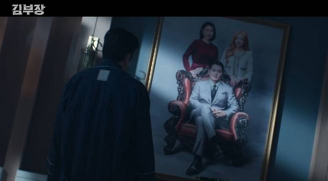 In the SBS drama *Director Kim*, tension mounted as Director Kim reunited with Han-su and Jin-cheol. Meanwhile, Kang Chan vowed revenge and attempted a secret deal with a North Korean official to eliminate Director Kim.