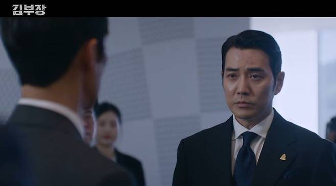 In the SBS drama *Director Kim*, tension mounted as Director Kim reunited with Han-su and Jin-cheol. Meanwhile, Kang Chan vowed revenge and attempted a secret deal with a North Korean official to eliminate Director Kim.