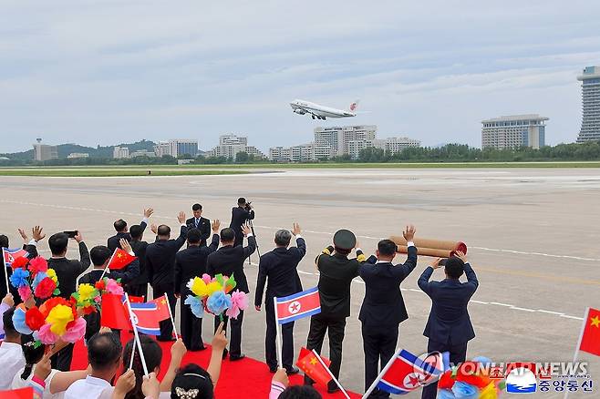 방북 중국 당·정 대표단 17일 귀국 (평양 조선중앙통신=연합뉴스)  북중 우호조약 체결 65주년을 계기로 북한을 공식친선방문 중인 왕후닝 전국인민정치협상회의(정협) 주석을 단장으로 한 중국 당·정 대표단이 지난 17일 방북일정을 원산갈마비행장에서 중국으로 귀국했다고 조선중앙통신이 18일 보도했다. 조용원 비서 등 북한간부들이 이들을 환송했다.2026.7.18 
    [국내에서만 사용가능. 재배포 금지. For Use Only in the Republic of Korea. No Redistribution] nkphoto@yna.co.kr