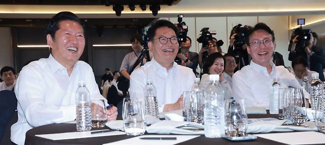 더불어민주당 정청래 전 대표(왼쪽부터), 송영길 의원, 김민석 전 국무총리가 지난 3일 서울 용산구 한 호텔에서 열린 민주당 국회의원 워크숍에 참석해 미소짓고 있다. /연합뉴스