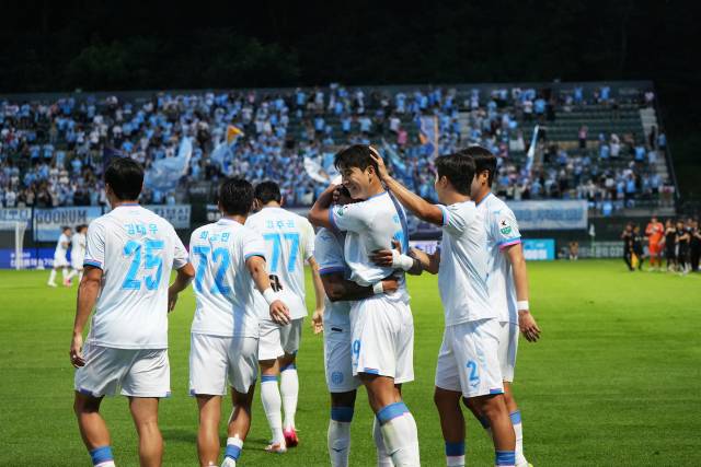 프로축구 K리그2 대구FC의 박인혁이 18일 김포FC와의 경기에서 선제골을 넣고 동료 선수들로부터 축하를 받고 있다. 대구FC 제공