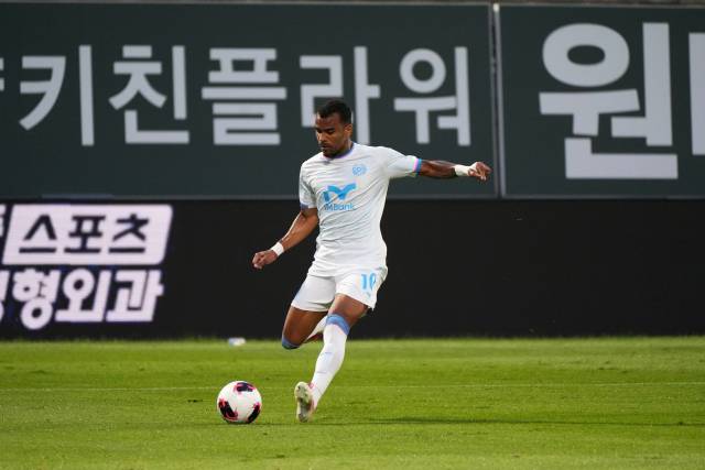 프로축구 K리그2 대구FC의 세라핌이 18일 김포FC와의 경기에서 슛을 시도하고 있다. 대구FC 제공
