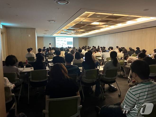한동현 동탄동물심장병원 원장은 12일 수원컨벤션센터에서 '고양이 심근병증 리뷰, 피모벤단의 올바른 사용'을 주제로 강의를 진행했다(동물병원 제공). ⓒ 뉴스1