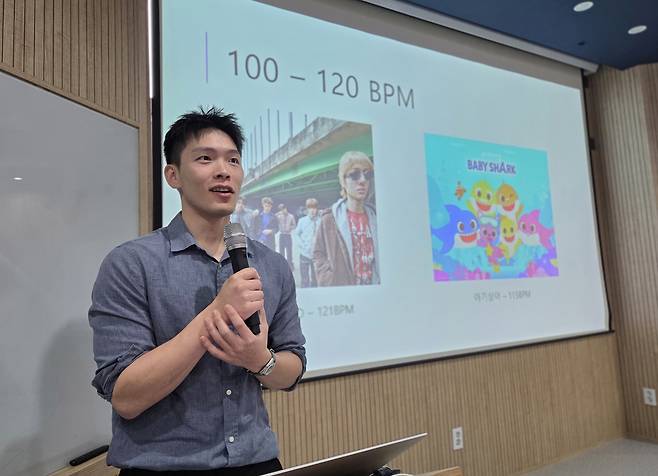 장범수 로얄동물메디컬센터 강동 수의사가 2026 동물보건사 연수교육에서 '응급 중증 대응과 심폐소생술'을 주제로 강의하면서 흉부 압박 속도를 쉽게 설명하기 위해 '레드레드'와 '아기상어' 노래를 소개하고 있다. ⓒ 뉴스1