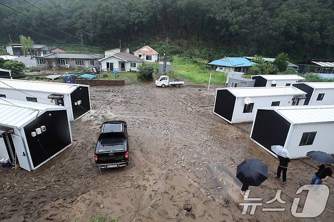 19일 오전 경북 안동시 일직면 귀미리 산불 이재민 주거용 임시 주택에 집중호우가 쏟아져 주택이 침수되고 일대가 뻘밭으로 변해 있다. 2026.7.19 ⓒ 뉴스1 공정식 기자