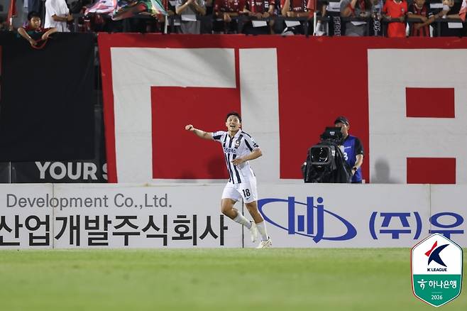 서울 조영욱이 19일 부천종합운동장에서 열린 부천과의 18라운드 원정경기서 선제골을 넣은 뒤 환호하고 있다. 사진=프로축구연
