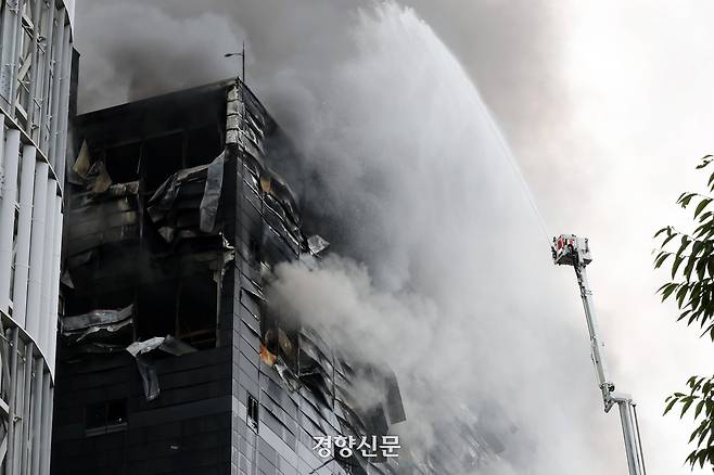 19일 오전 전날 화재가 발생한 인천 석남동 쿠팡32물류센터에서 소방대원들이 진화작업을 벌이고 있는 가운데 검은 연기가 계속 치솟고 있다. 2026.07.19. 김정근기자