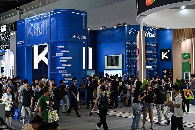 2026년 7월 18일 중국 상하이에서 열린 세계인공지능대회(WAIC)에서 관람객들이 키미 K3 모델을 선보인 문샷AI 전시관을 둘러보고 있다. AFP연합뉴스