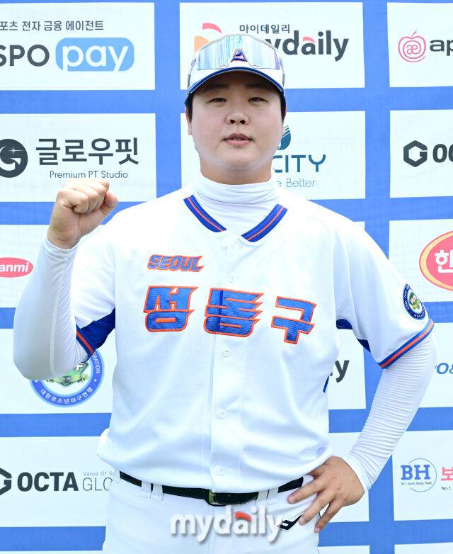 2026년 7월 19일 오전 강원도 횡성군 횡성베이스볼파크에서 열린 '2026 제3회 마이데일리배 전국유소년야구대회'.대한유소년야구연맹(회장 이상근) 성동구유소년야구단 김현우 감독이 승리 후 인터뷰 촬영을 하고 있다./횡성=유진형 기자