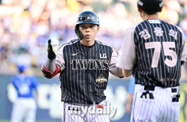 2026년 6월 24일 오후 서울 잠실구장에서 열린 '2026 신한 SOL KBO리그' 삼성 라이온즈와 LG 트윈스의 경기. LG 문성주가 3회말 2사 후 안타를 친 뒤 기뻐하고 있다./마이데일리